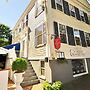 Languedoc Inn & 3 Hussey St Guest House