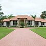 Knickerbocker Estate: Elegant 9-BR Getaway in Naples. Enjoy Private Po