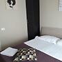 48 airport budget rooms
