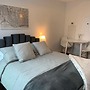 Lavish Suites - Luxury One Bedroom Condo
