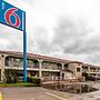 Motel 6 San Antonio, TX - Splashtown