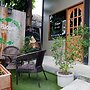 Bloom Cafe & Hostel Lipe