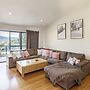 Khione 1 - Modern & spacious with views towards Lake Jindabyne & the m