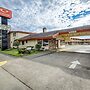 Econo Lodge Inn & Suites