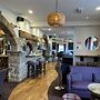 Twin Oaks Hotel