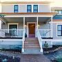 Redtail Suites ~ Entire Home ~ Sleeps 12 ~ Tesla Station