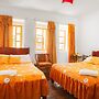 Colonial House Inn - Hostel