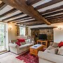 Yew Tree Cottage- Sleeps 12, Garden & Pet-friendly