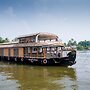 OYO 23047 Rkv Golden Petal Houseboat 3 Bhk