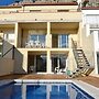 Casa con piscina y bonitas vistas al mar