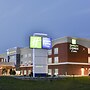 Holiday Inn Express & Suites Madisonville, an IHG Hotel