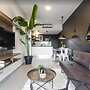 Modern 1 BR Apartment