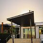 Shoreline Hotel