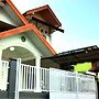 Almira Homestay near Airport - Hostel