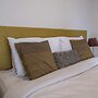 Cosy Renovated 1 Bedroom Apartment in CBD Hotel