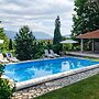 Luxury Green Oasis Villa With Pool!