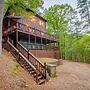 Ridgeview Retreat Seclude Cabin Includes Wifi, Cable, and Charcoal Gri