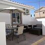 2 Bedroom Newly Renovated Bungalow Close to Bars Restaurants