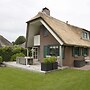 Stylish Thatched Villa with 2 Bathrooms near Giethoorn