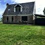 Lush Villa with Hot Tub, Private Fenced Garden in Hippolytushoef