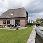 Stylish Thatched Villa With a Dishwasher at Giethoorn