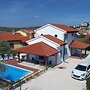Nice Holiday House With Private Pool & Roof Terrace