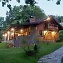 Amazing Chalet with Private Garden, Hot Tub, Sauna, Great Location by 