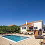 Modern Countryside Villa Near the Sea, Private Swimming Pool, Lovely G