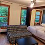 Serene Studio close to NYC. Walk to shops, PATH