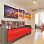 7 Mins From The Beach, Shared Pool Free Wifi