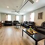 THE 1023 With Private Yard & Parking, Near Falls & Casino by Niagara H