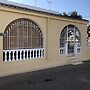 2 Bedroom 1 Bathroom Villa, Wifi, Tv, Short Walk to Beach, Bars and Re