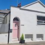 Quirky Seaside Family Cottage, Walk to the Waves!