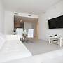 King Bed Full Service Apt