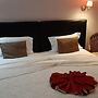 Room in Guest Room - Beautiful Deluxe Double Room in the City Center -