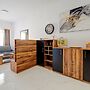 Modern 1BR Apartment Steps From the Promenade