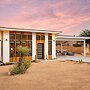 Chicory by Avantstay Modern Desert Retreat w/ Hot Tub