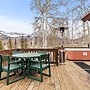 Russell Home by Avantstay Expansive Deck, Stunning Views & Hot Tub!