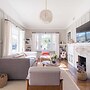 Topaz By Avantstay Adorable Cottage Walking Distance to Beach w/ Large