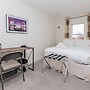 Central Modern Flat Sleeps 6 - Dedicated Parking - From 125 Per Night
