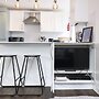JOIVY Contemporary Royal Mile Apartment W/Balcony