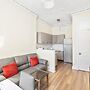 JOIVY Charming 2-Bed Flat Near City Centre W/ Desk