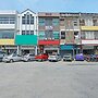 OYO 90662 The 1975 Hotel