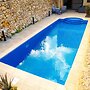 Siku Gozitan House With Pool hot tub