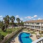 The Getaway 2 Bedroom Condo by RedAwning