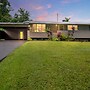 Stay On The Scenic Route! 7 Min Drive To Hilo 3 Bedroom Home by Redawn