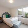 Well-appointed Sunny 2 Bedroom Apartment in Northcote With Parking
