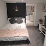 Hidden Treasure- 2 Beds Sleeps 3 Gillingham