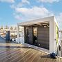 Beautiful Houseboat With Shared Pool