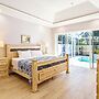 Imola: Newly Remodeled Pool Home Minutes from Vanderbilt Beach. Family